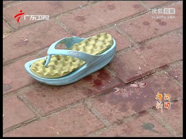 东莞一公交车撞进餐馆