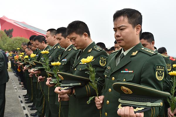 武警为汶川大地震遇难者默哀