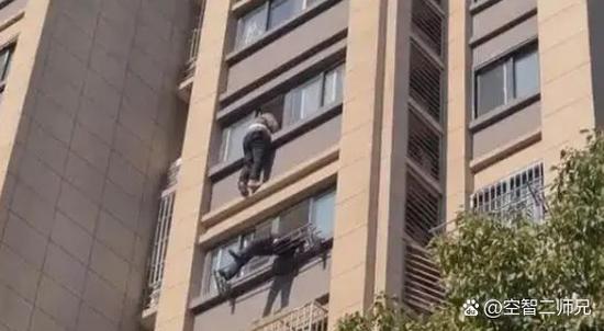 晾衣架摇上去下不来了