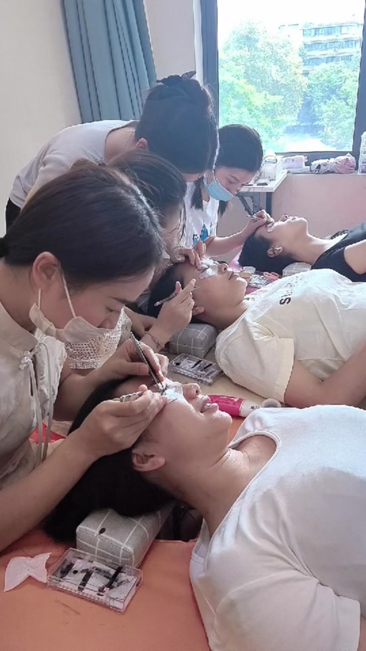美甲美睫需要学多久