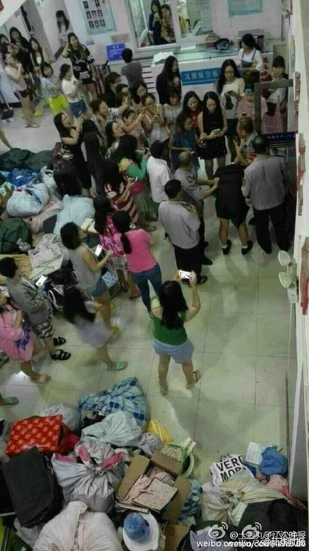 男生戴假发混进女宿舍偷拍