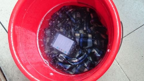 手机掉水里一切正常充电很慢