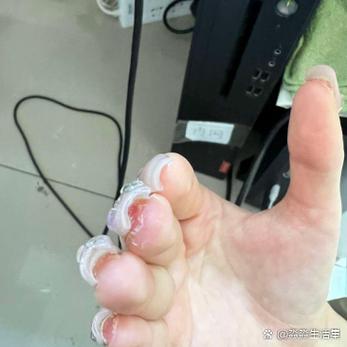 能听见手指轻挠桌面发出的声音