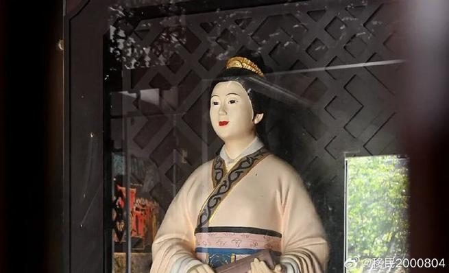 黄月英照片