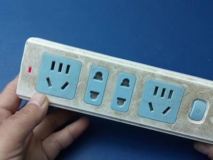 插排亮灯亮着,但没电了截图