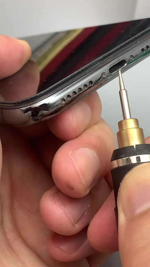 iphone底部螺丝滑丝了怎么取下来