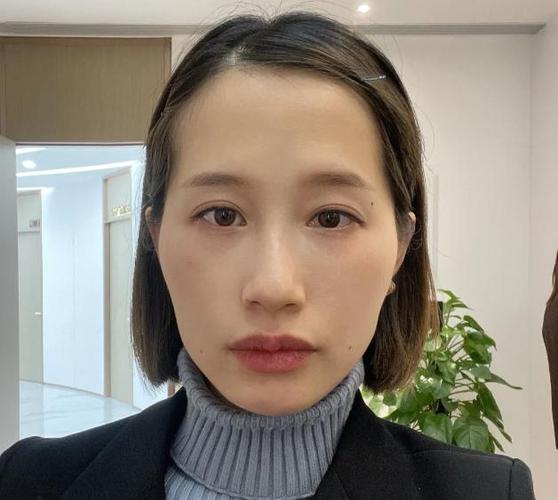 50岁女人脸颊两边凹陷正常吗