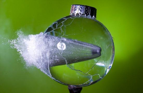 两发子弹打在一块玻璃上