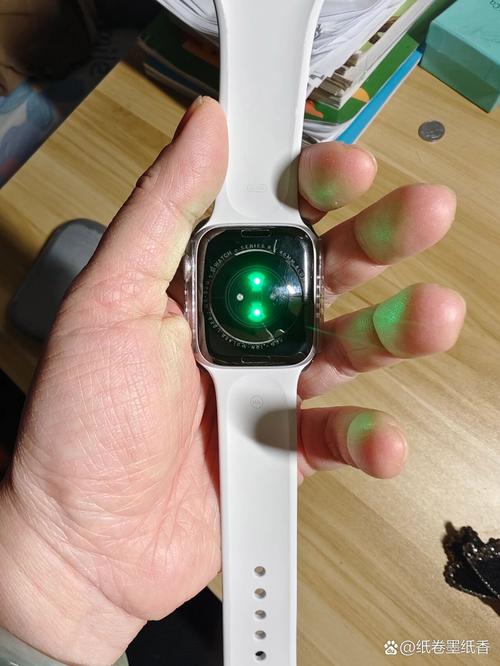 iwatch背面闪红光和绿光区别