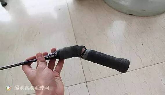 把羽毛球拍打断图片真实