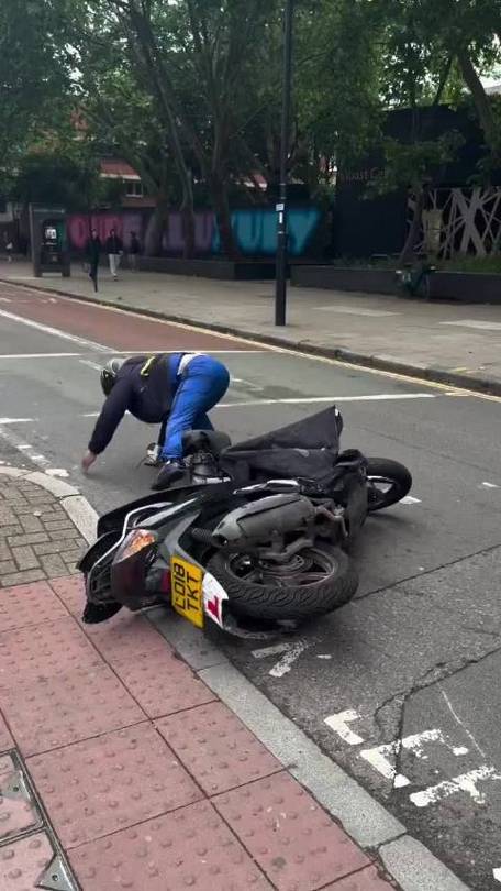 国外机车被警察追视频