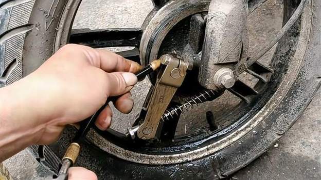 电动车后轮怎么上油