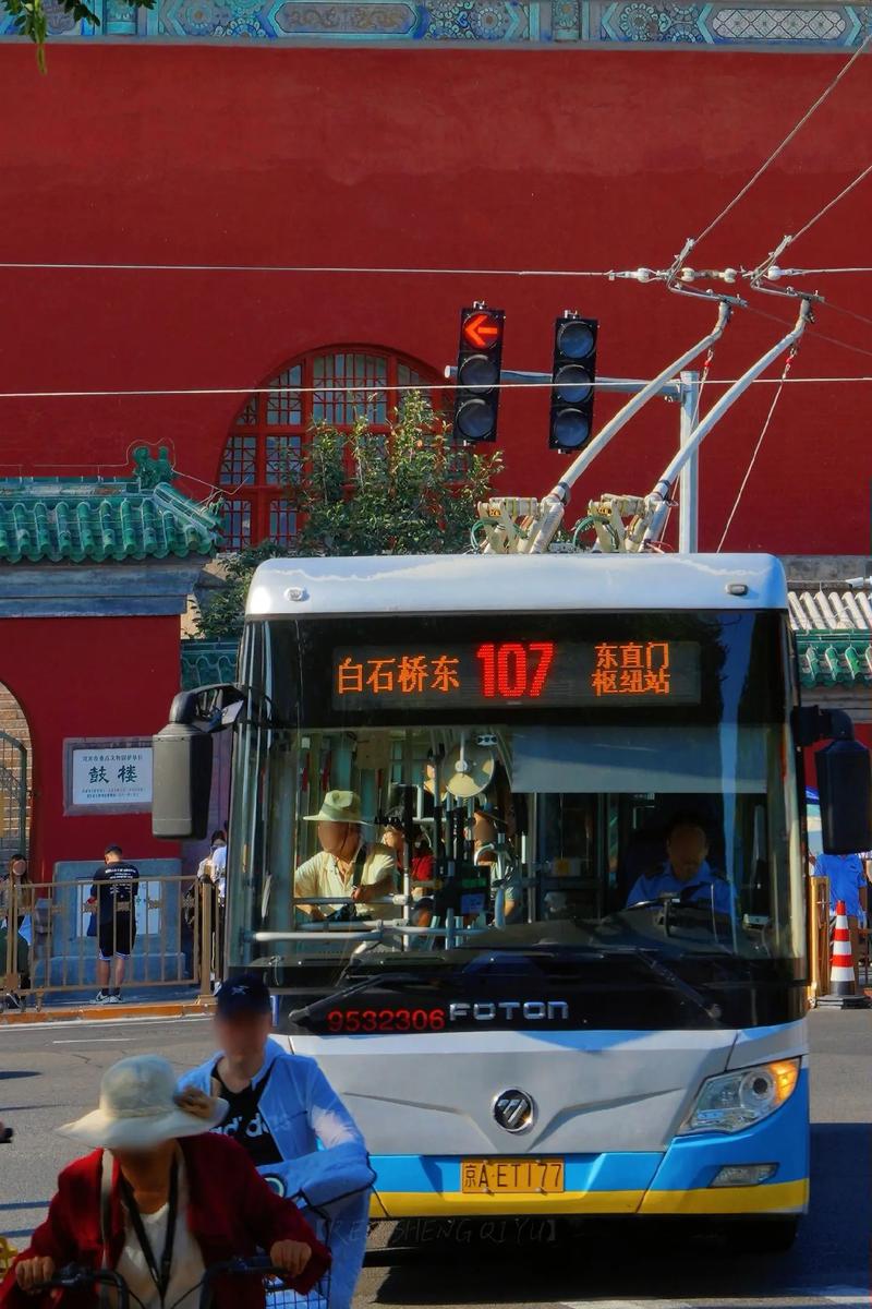 赵雷鼓楼107路公交车图片截图