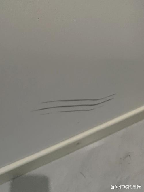 墙被金属蹭黑怎么办