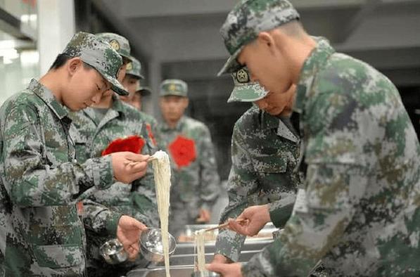 在军营抚慰向导的日常生活