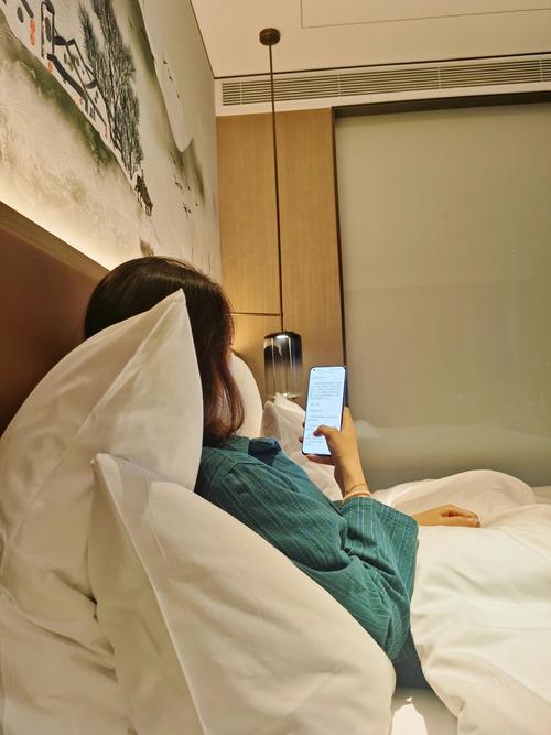 酒店的两人房住三个人