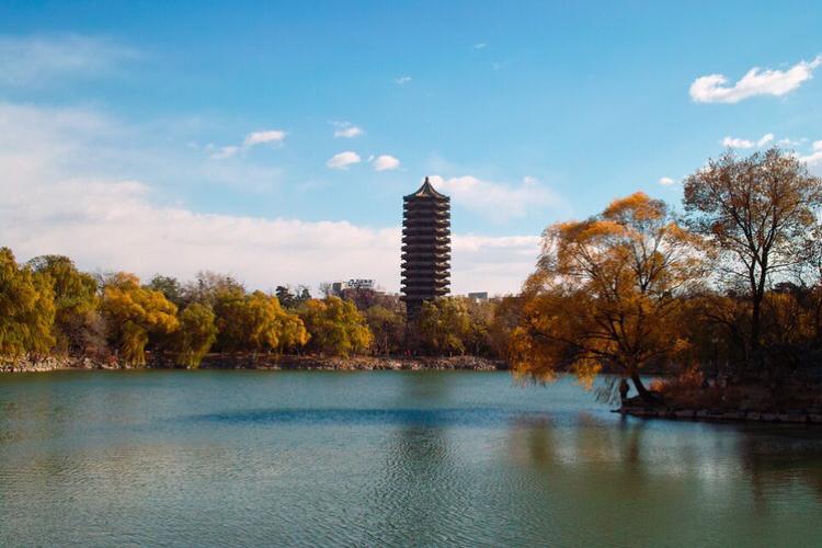 北大有未名湖畔,清华大学有啥