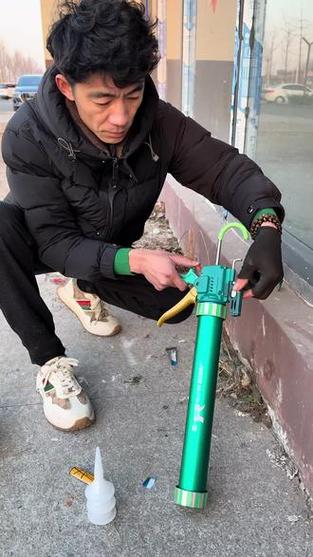 手动打胶枪使用视频截图