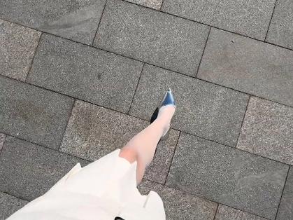 小姐穿超高跟薄底高跟鞋走路
