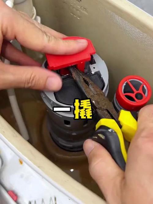 马桶冲水阀不回弹一直冲水一晚上