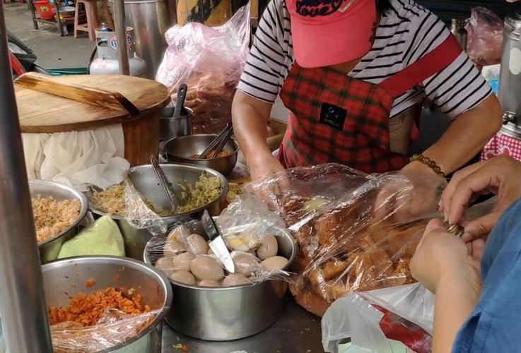 摆摊卖糯米饭团视频