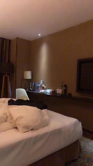 躺在酒店房间照片图标