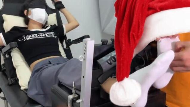 挠女生胳肢窝痒和脚心的图片