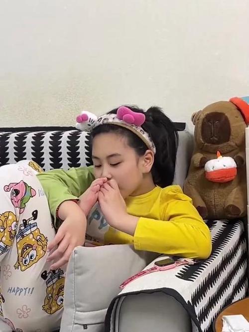 吃小姑娘脚丫