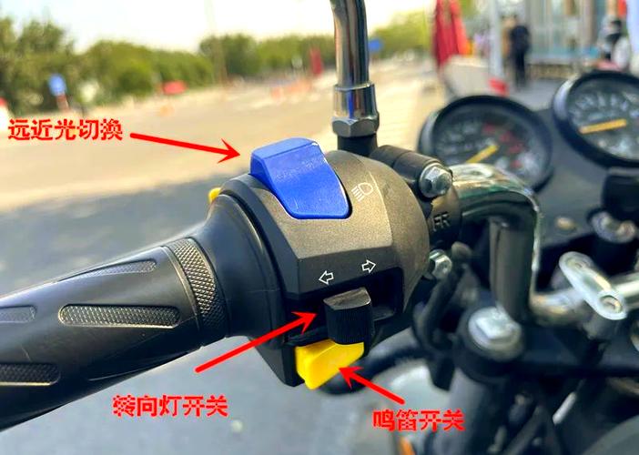 摩托车右边红色按钮是干嘛的游戏截图