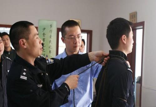 犯人上绳
