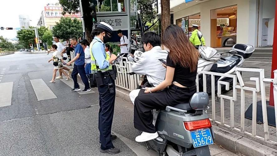 交警各种理由拦电动车