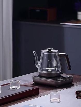 茶桌上的自动烧水壶