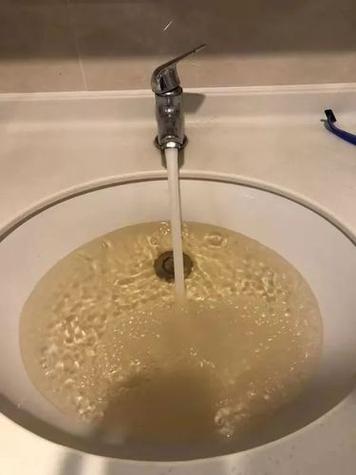 水里闻着有84味正常吗