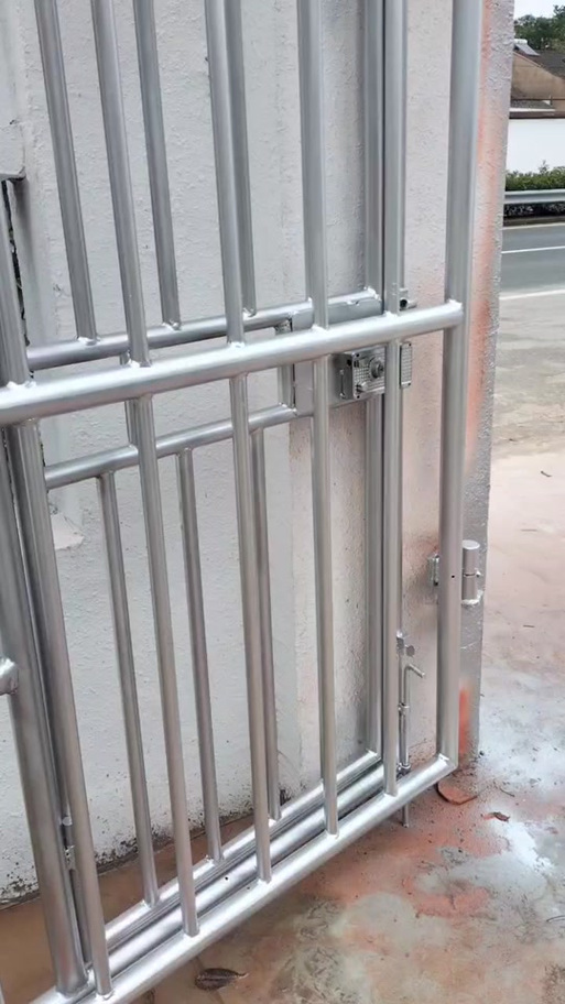 上下拉的铁门怎么开
