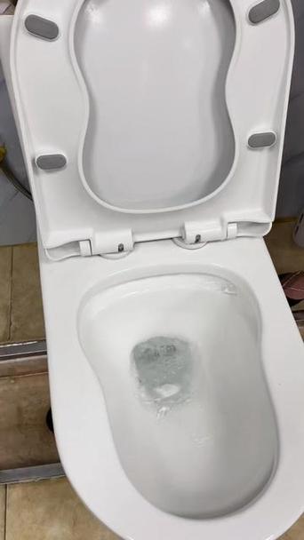 马桶冲水后坑内水位低图标