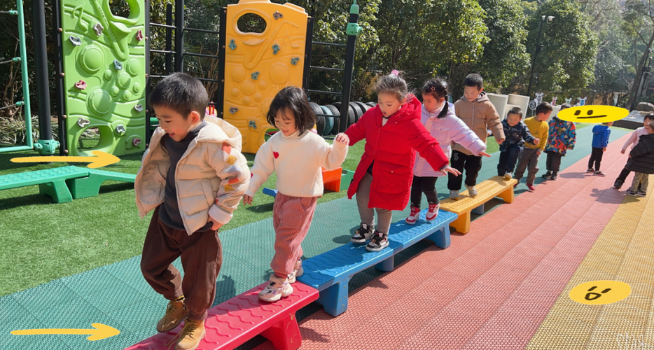 幼儿散步
