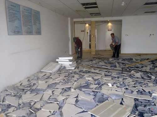 砸地板砖缩略图