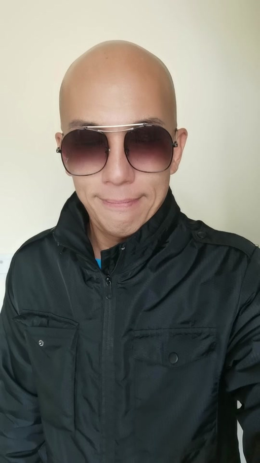 最近很火的表情包大叔