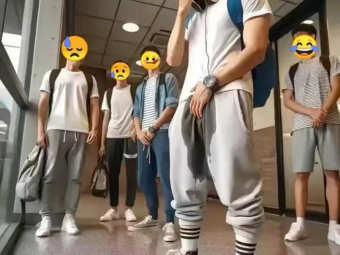 男生憋不住尿裤子图标