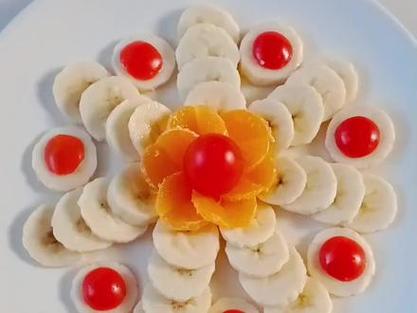 香蕉橘子圣女果做出来的好看拼盘