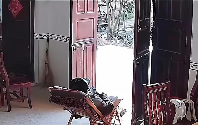 老人临走前看了谁最后一眼
