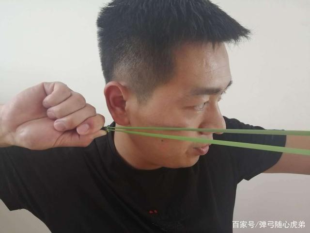 后手捏皮兜的最佳姿势
