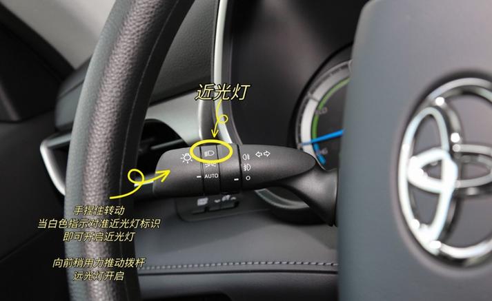 汉兰达顶灯开关在哪