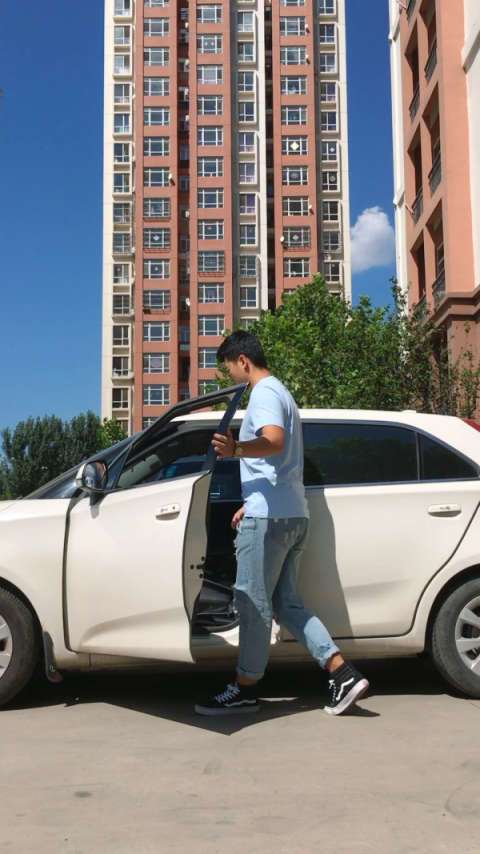 开门上车的视频素材