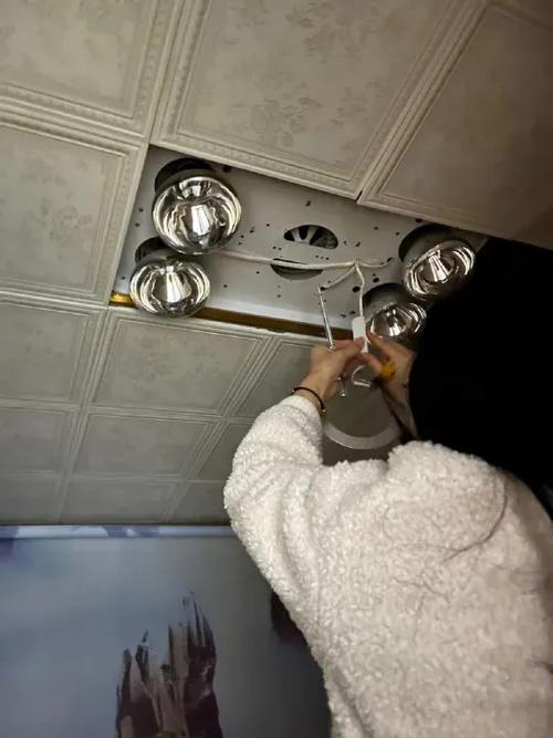 卫生间灯具维修