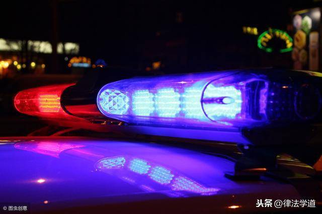 侠盗猎车5警车如何开启警灯手柄