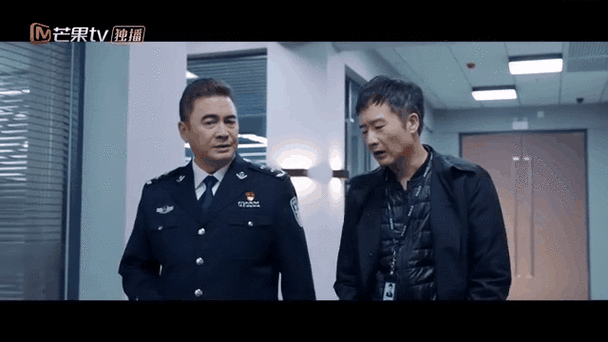 被男警察脚踩头