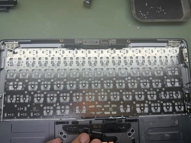 macbook拆开键盘后按下去不回弹了