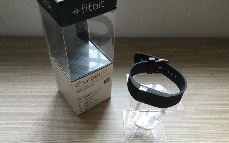 fitbit手环开机按钮在哪里