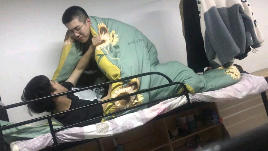 男生宿舍晚上抱着睡觉